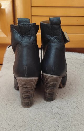 Botín de tacón negro con cordones