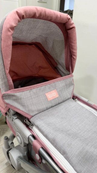 Carrito de bebé rosa y gris marca Juguettos