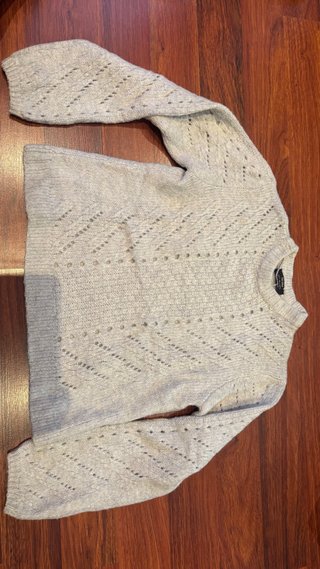 Jersey de punto gris con calados