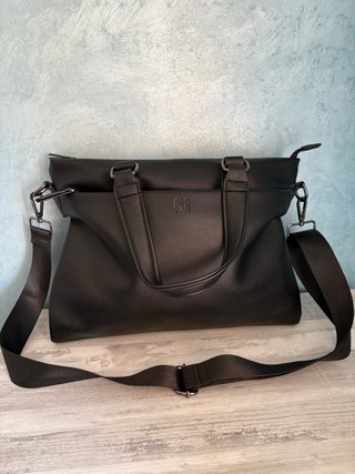 Bolso Negro con Correa Ajustable