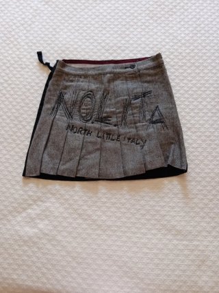 Falda NOLITA plisada gris por delante