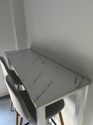 Mesa alta y 2 taburetes