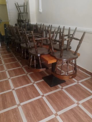 Conjunto de mesas 8y sillas 18de madera