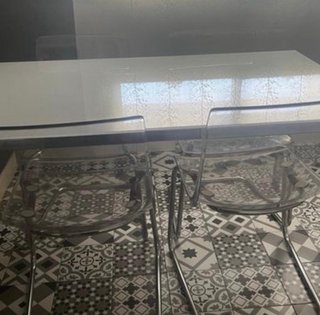 Mesa cristal y 4 sillas metacrilato