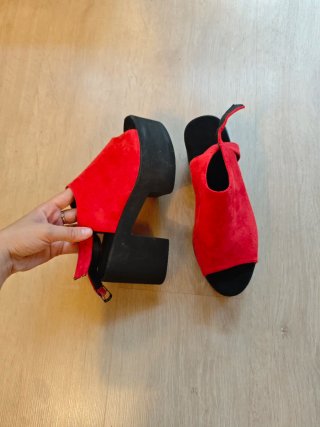 Plataformas rojas y negras