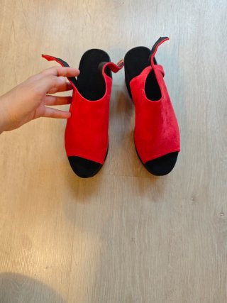 Plataformas rojas y negras