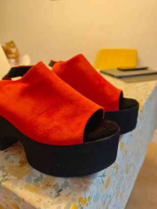 Plataformas rojas y negras