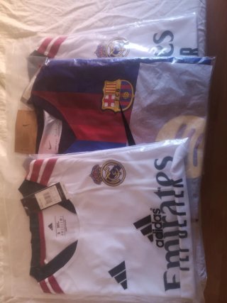 3 camisetas dos del Madrid talla S y una d Barca M