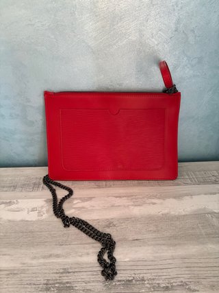 Bolso de mano rojo con cadena