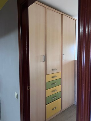 Armario de habitación beige, verde y amarillo