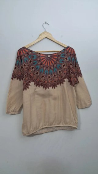 Blusa Beige con Estampado de Mosaico Escote