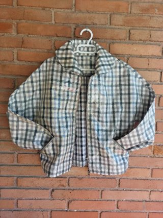 Chubasquero a cuadros con bolsillos y cremallera