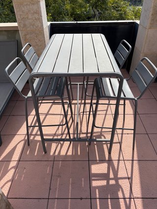 Mesa Alta Exterior y 4 Taburetes Grises