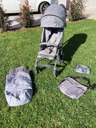 Silla de paseo gris con accesorios