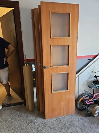 4 Puerta de madera interior, 3 lisa 1 cristal