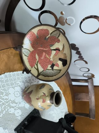 Plato y jarrón decorativos