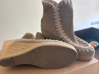 Botines MOU Cuña Esparto Taupe Talla 40