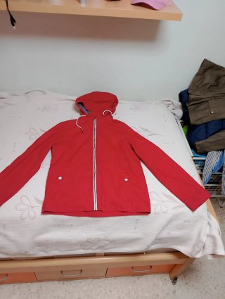 Chaqueta Roja con Capucha para Niño