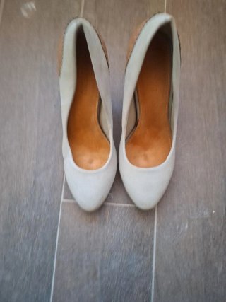 Zapatos de tacón beige y marrón