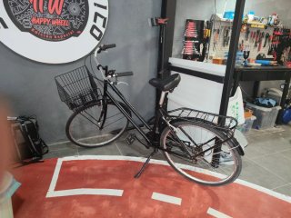 Bicicleta de paseo negra con cesta