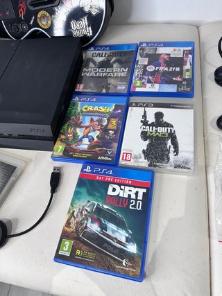 Pacchetto PS3 e PS4 con chitarra