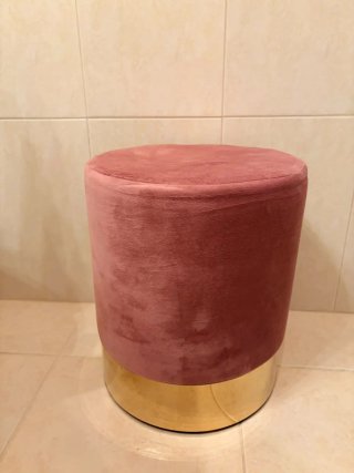 Pouf in velluto rosa con base dorata