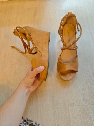 Sandalias de cuña de ante.