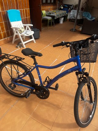 Bicicleta de paseo azul con cesta