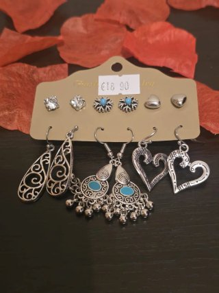 CONJUNTO DE PENDIENTES CON ETIQUETA