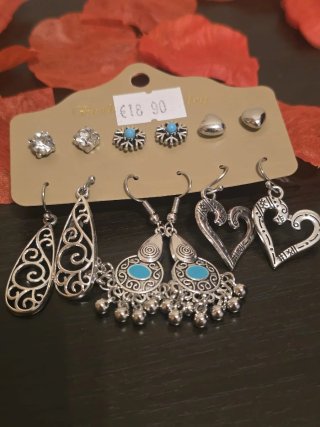 CONJUNTO DE PENDIENTES CON ETIQUETA