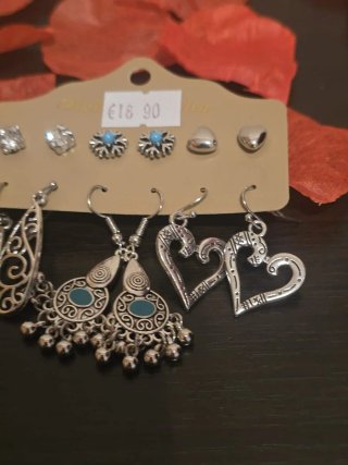 CONJUNTO DE PENDIENTES CON ETIQUETA