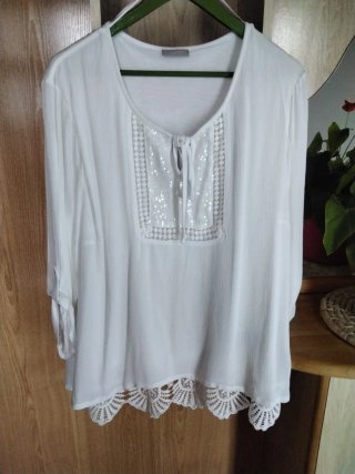 Blusa Blanca Ancha con Encaje y Lentejuelas.