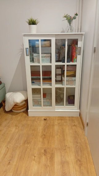 Vitrina de cristal y madera blanca