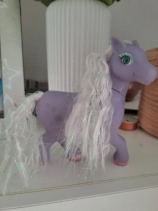 Pony de juguete morado con pelo brillante forguet