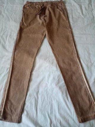 Pantalón vaquero chica Camel con dorados