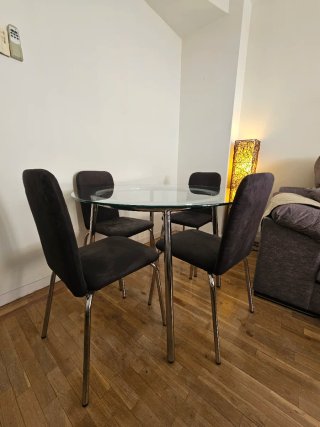 Conjunto de Comedor: Mesa Redonda y 4 Sillas