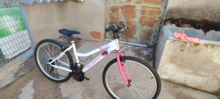 Dos bicicletas de montaña como nuevas