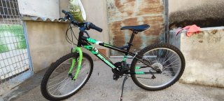 Dos bicicletas de montaña como nuevas