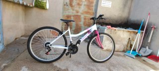 Dos bicicletas de montaña como nuevas