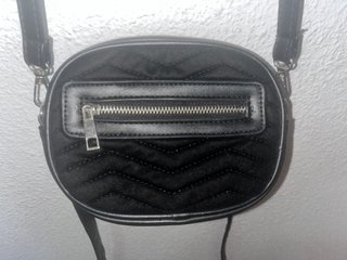 Bolso negro acolchado con cremallera