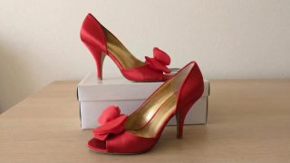 Zapatos de fiesta rojos satinado con flor de tela
