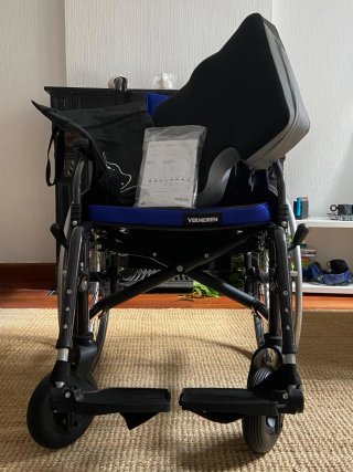 Silla de ruedas seminueva, con cojín antiescaras.