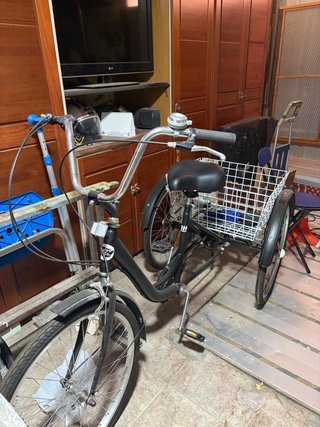 Bicicleta de tres ruedas con cesta