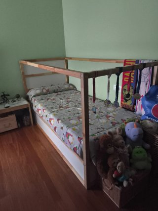 Conjunto de Cama, Escritorio y Mesita
