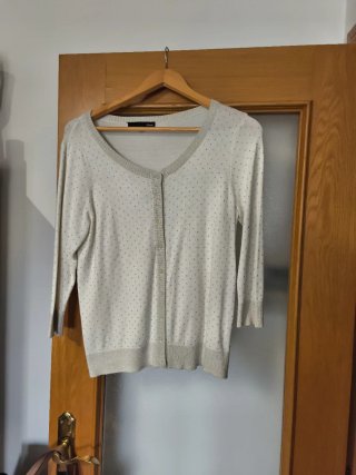 Rebeca beige y dorada con topitos