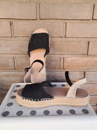 Sandalias elegantes beige y negro
