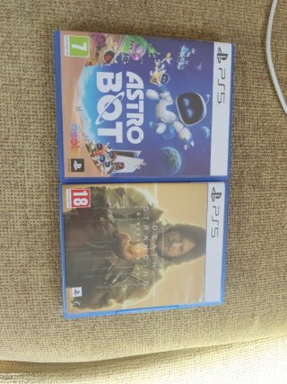 Juego PS5 Astro Bot 55 €  y Death stranding 55 €