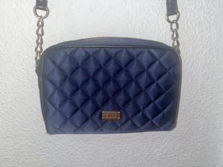 Bolso Elle azul acolchado con cadena