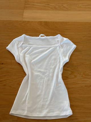 Camiseta blanca con escote cuadrado