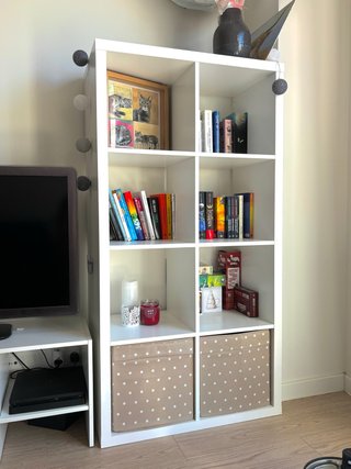 Estantería/librería blanca minimalista de 8 Huecos